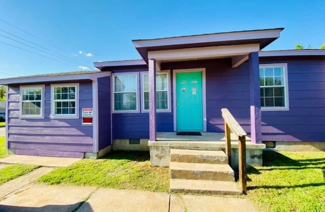 QUICK 1 mile to Ft Sill - clean, sleeps 5, washer/dryer, & PETS welcome!