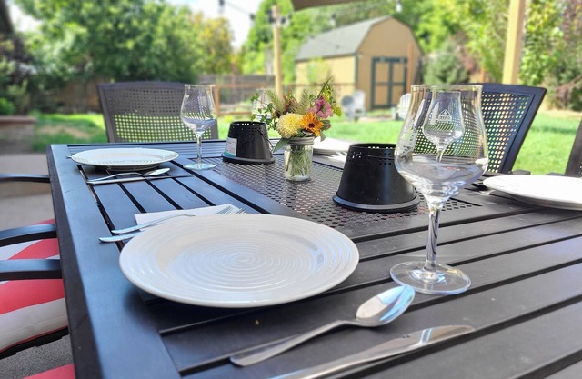 Quick access to state parks & bike trails. Giant backyard, pet-friendly!