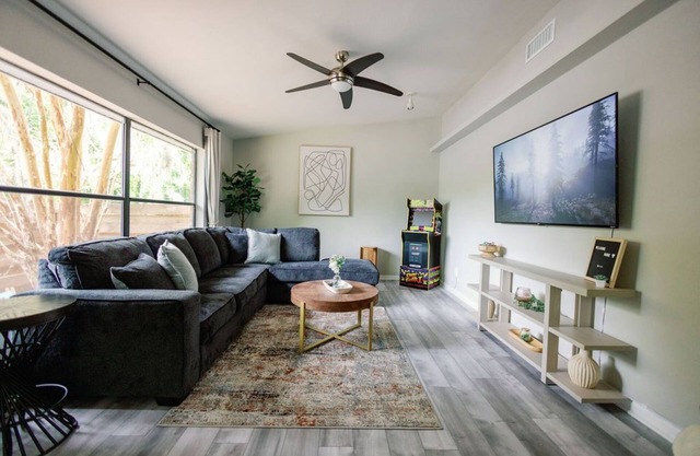Quiet 1-Story Townhome off I-75 by UF, Shands, VA, Celebration Pointe &Shopping!