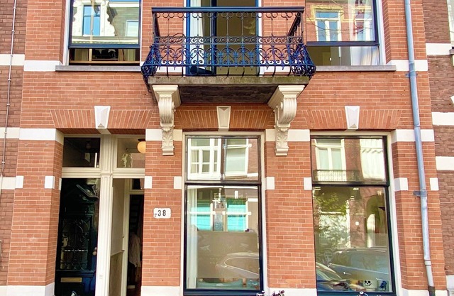 Quiet 145m2 with garden in top location in centre-walk to major attractions !