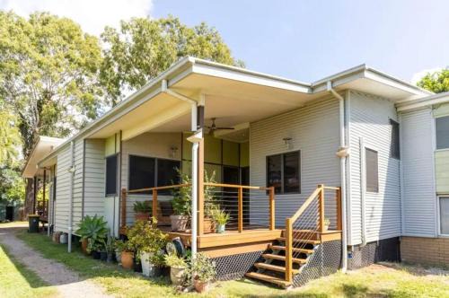 Quiet 2 bed home with Private Patio in Quaint Village