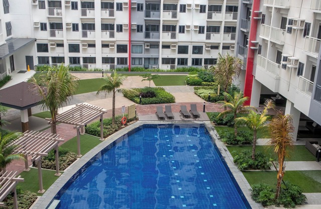 Quiet 2-bedroom condo with AC and WiFi in Parañaque