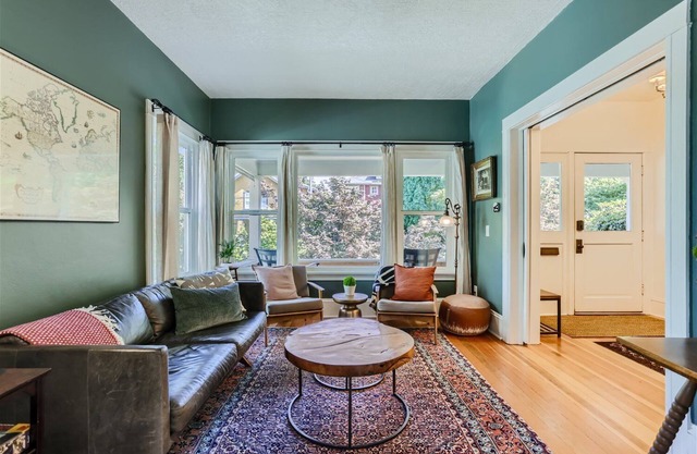 Quiet 2-bedroom Craftsman in SE Portland with central AC and 2 King beds