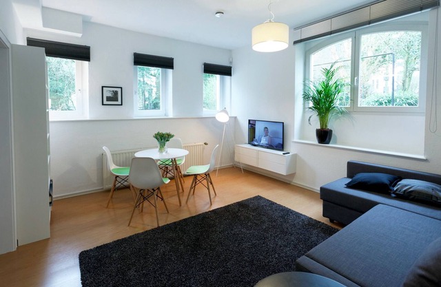 Quiet 2-room apartment in Lindenthal with garden view - top residential area in the city forest