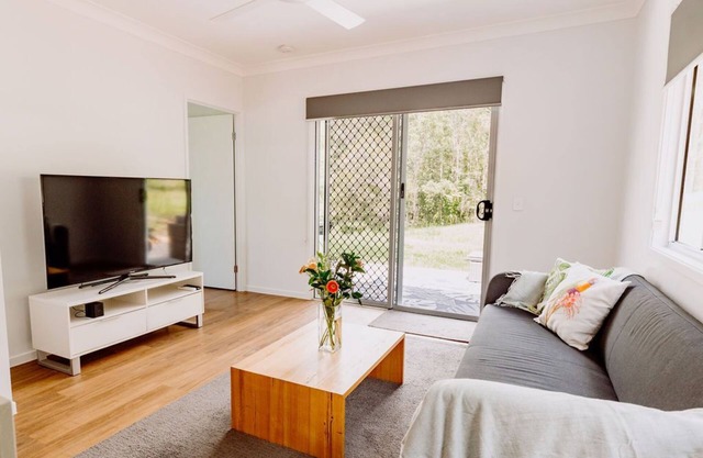 Quiet 2BR Hideaway, Free Parking, BBQ, Peace & Quiet