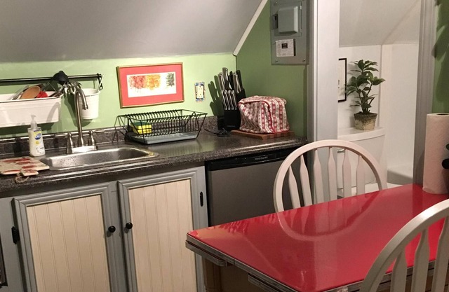 Quiet 2nd floor singles apt. with separate entrance. Walk downtown