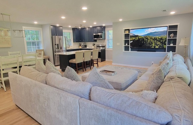 Quiet 3 Bedroom house with great couch and tv area