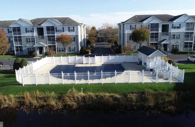 Quiet 3rd floor Condo close to Beaches and Bike Path