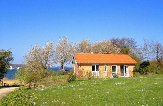 Quiet 5* vacation home right on the water | WLAN | sauna | fireplace | whirlpool tub