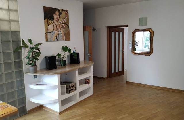 Quiet and comfy apartment with huge chestnut tree in the window.n