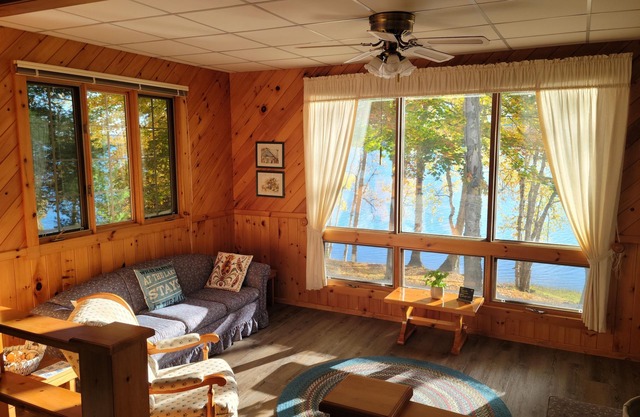 Quiet and Cozy Lakefront Cottage