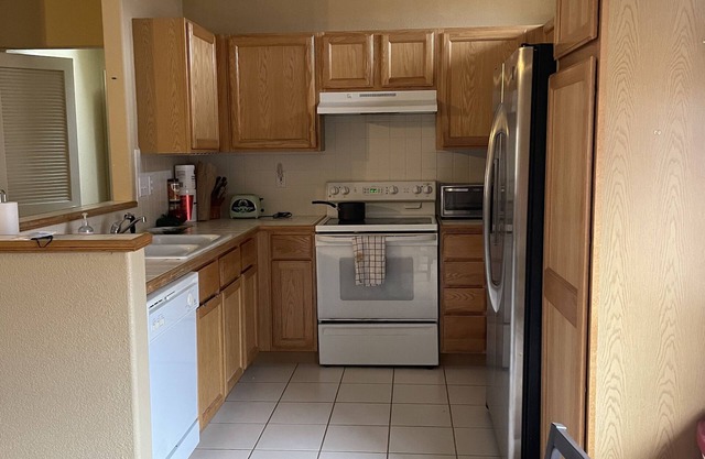 Quiet and cozy Condo walking distance to world arena.