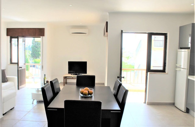 Quiet and modern 2 bedrooms apartment with pool