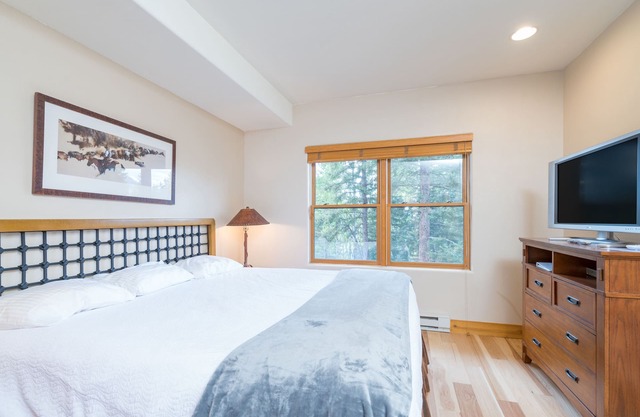 Quiet and Pet-Friendly Lock-Off Room at the Bear Creek Lodge
