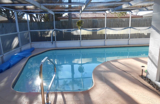 Quiet and private screened in pool home 2br/2 bath, hot tub - fully equipped