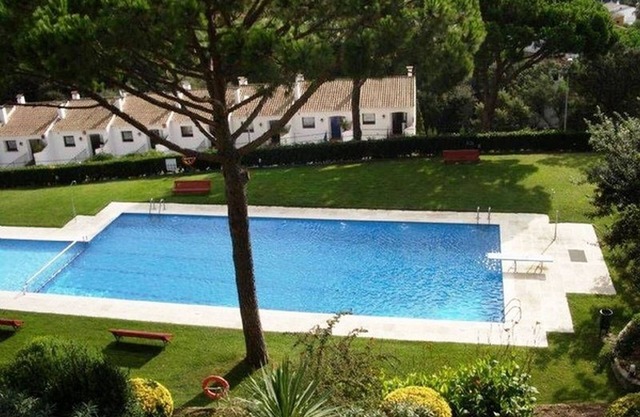 Quiet apartment with sea views and communal pool 600m from the beach