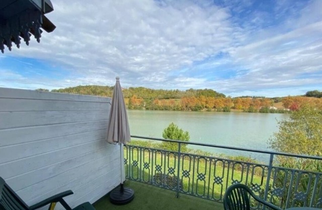 Quiet apartment facing the lake