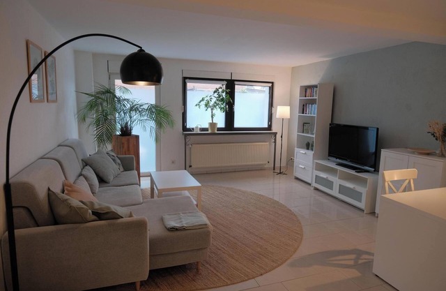 Quiet apartment for commuters & nature lovers - parking lot