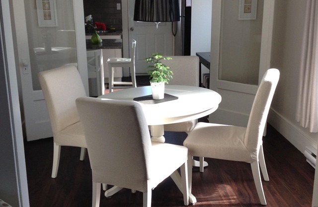 Quiet apartment in Pointe-Claire Village near water