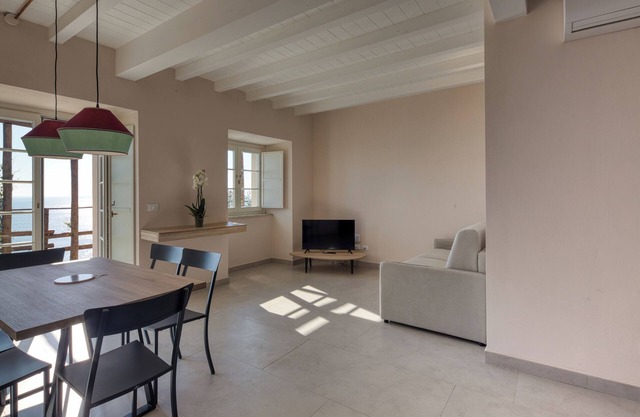 Quiet apartment with wonderful sea view.