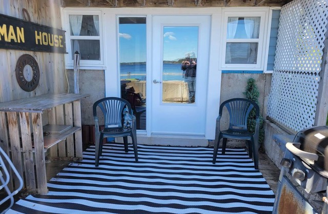 Quiet beachfront apartment on the majestic Grand Bay. 15 mins to Saint John. NB.