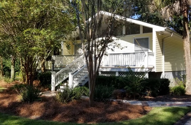 Quiet beach cottage with unique local attractions nearby