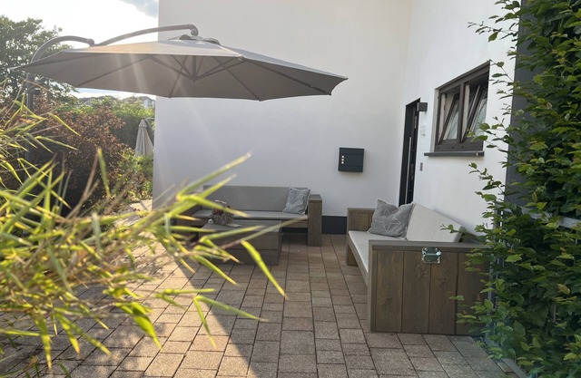 Quiet, beautiful, modern and nicely furnished apartment with private access