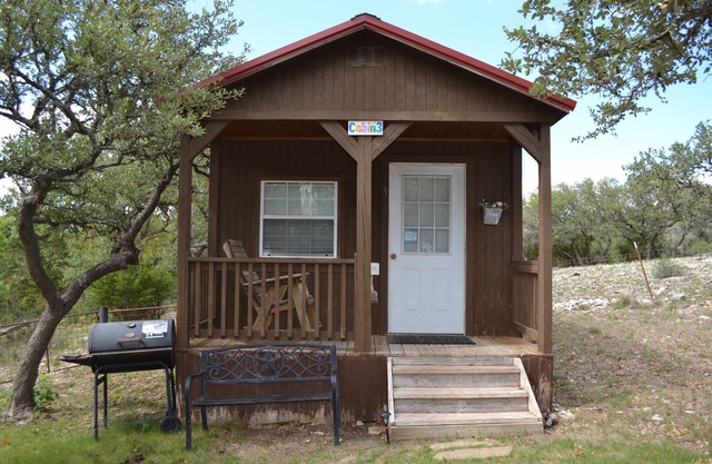 Quiet Cabin in the Country, 15 minutes from Fredericksburg, Pet Friendly