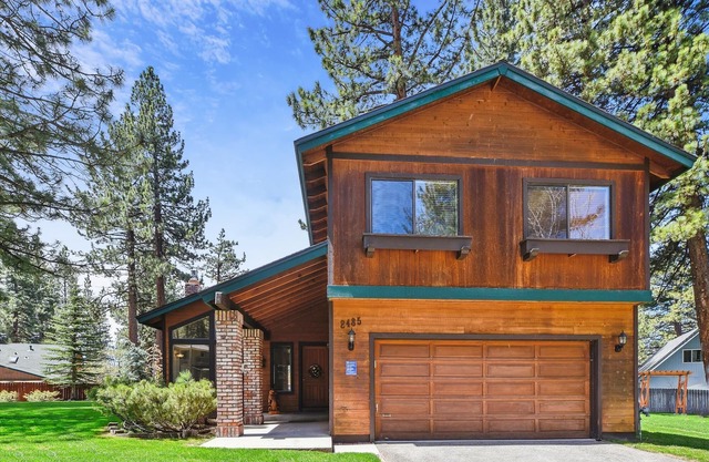 Quiet Cabin in Montgmery Estates with Large Backyard only minutes from the Epicenter of Tahoe!