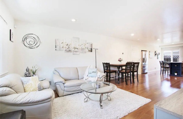 Quiet Cambrian 2BR: Kitchen, Washer+Dryer, Parking, AC near Good Sam Hospital