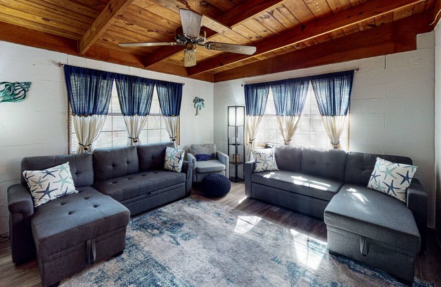 Quiet coastal cottage with updated kitchen & free WiFi