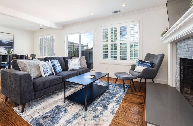 Quiet Coastal Get Away Home - just blocks from Ocean, Beach and Restaurants