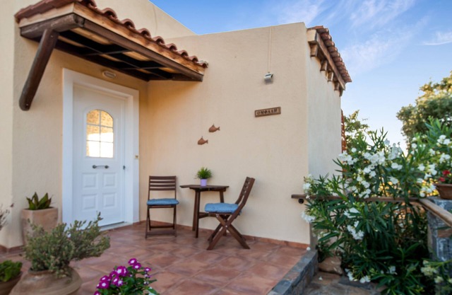 Quiet, comfortable appartment with garden and a beautiful sea view