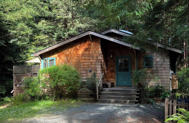 Quiet Cottage Ten Minutes from Mendocino and the Beach