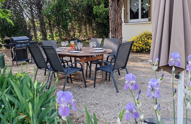 Quiet country house 2 km from the village and 10 min from Orange