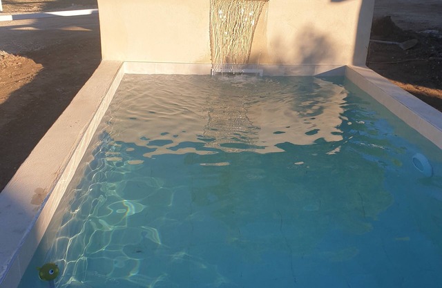 Quiet country villa with a lovely pool at the foot of the montagnette