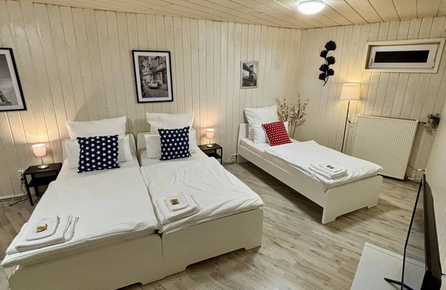 Quiet & cozy double room + single bed in top location