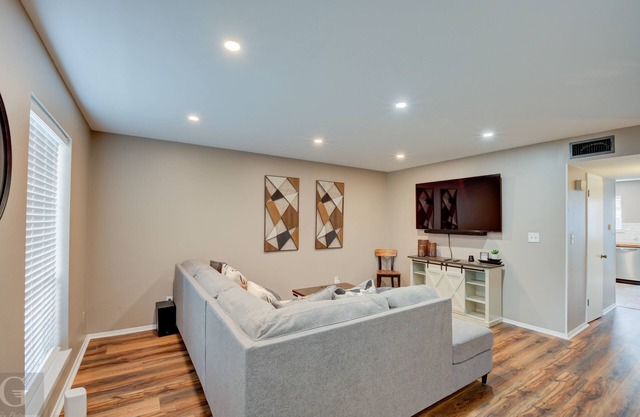 Quiet, Cozy Townhouse w/all new appliances and furniture.