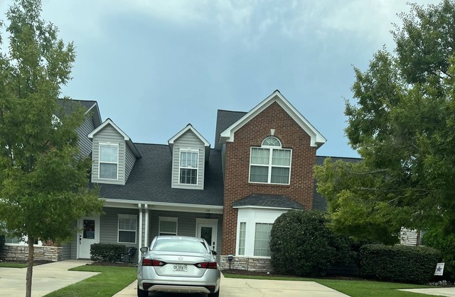 Quiet, Cozy well furnished upscale townhome located in beautiful Thomasville Ga