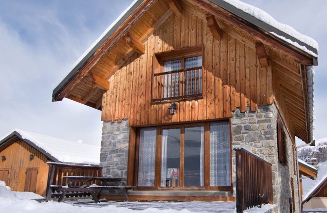 Quiet, detached chalet close to ski lifts