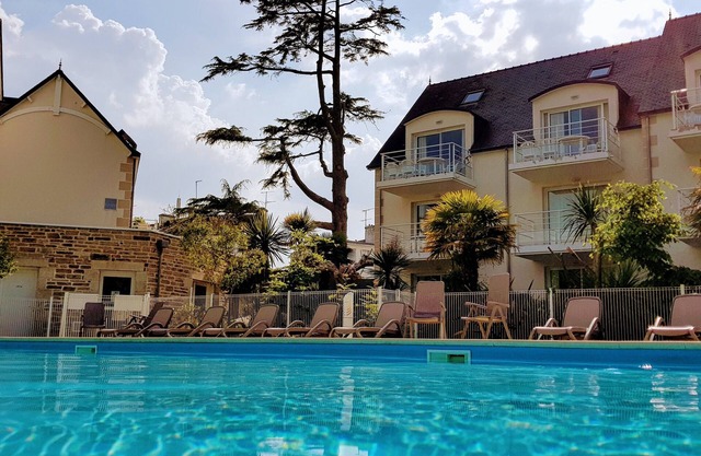 Quiet duplex with heated swimming pool 100 m from the beach at Cale de Beg-Meil