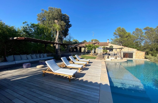 Quiet estate surrounded by vineyards and olive groves