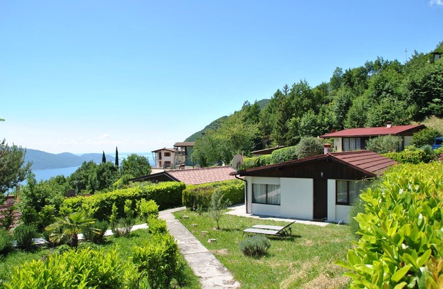 Quiet, family-friendly holiday home in a holiday complex with pool and lake view