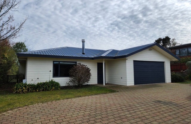 Quiet family home near hot pools & botanical garden