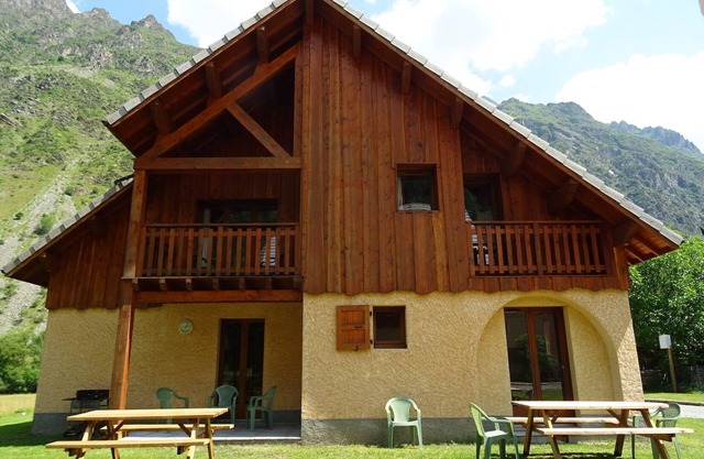 Quiet chalet, all comfort, with covered heated swimming pool and Whirlpool Spa