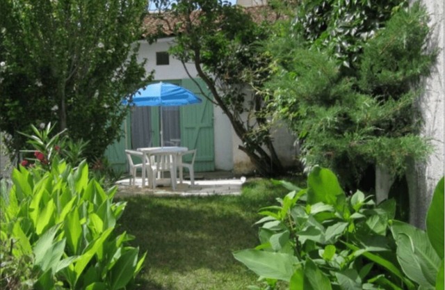 Quiet village house, 300 m from the beach, heart of Saint-Georges-de-Didonne