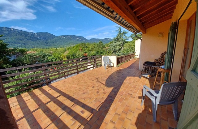 Quiet French village home in wine region, sleeps 10