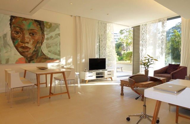 Quiet GF apartment at the water, V&A waterfront, overlooking Table Mountain, free WiFi