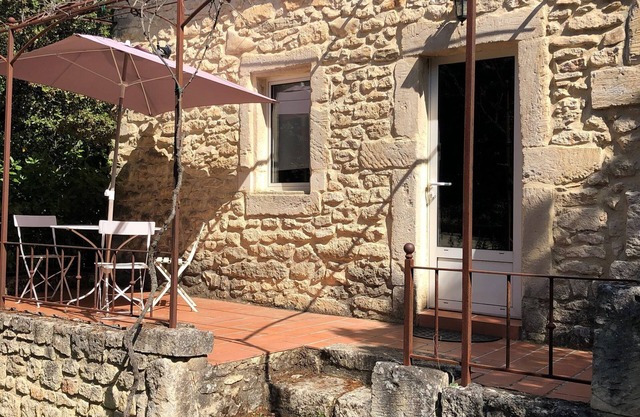 Quiet gîte with swimming pool, sleeps 2