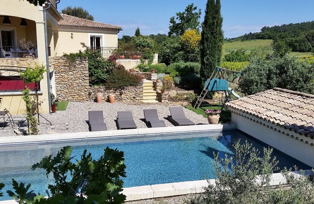 Quiet heated swimming pool on a 22havineyard estate large house/air conditioning